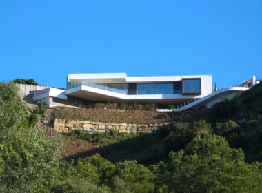 Villa te koop in luxe-wijk Altos de los Monteros, Marbella, architectonisch tegen de heuvel aan