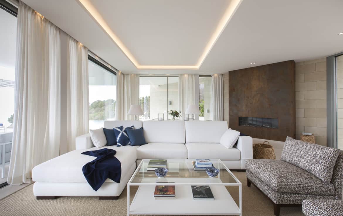 Villa te koop in luxe-wijk Altos de los Monteros, Marbella, lounge met schitterend zeezicht