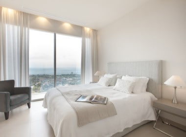 Villa te koop in luxe-wijk Altos de los Monteros, Marbella, slaapkamer met zeezicht