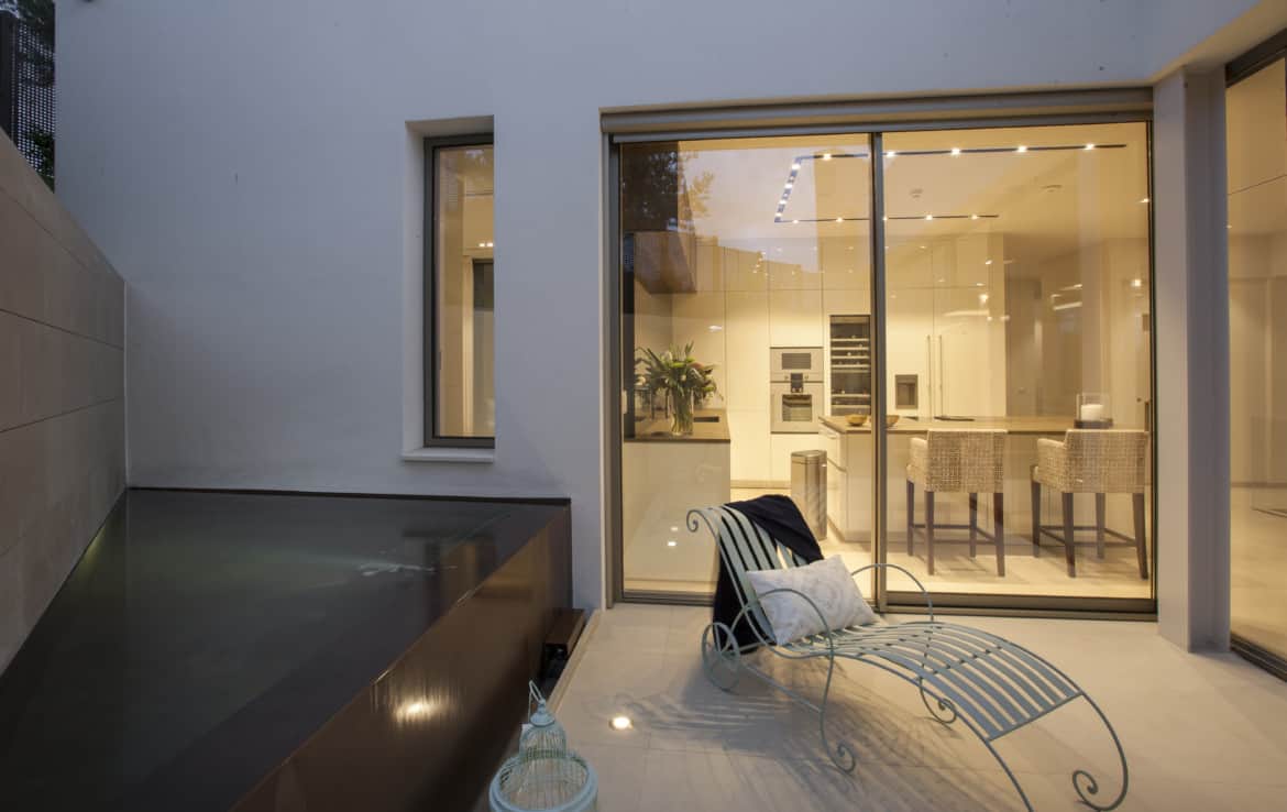 Villa te koop in luxe-wijk Altos de los Monteros, Marbella, terras aan keuken