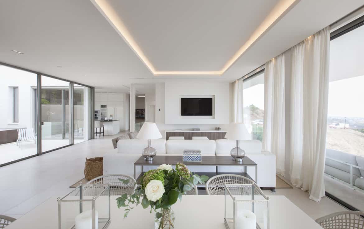 Villa te koop in luxe-wijk Altos de los Monteros, Marbella, lounge, woonkamer en open keuken