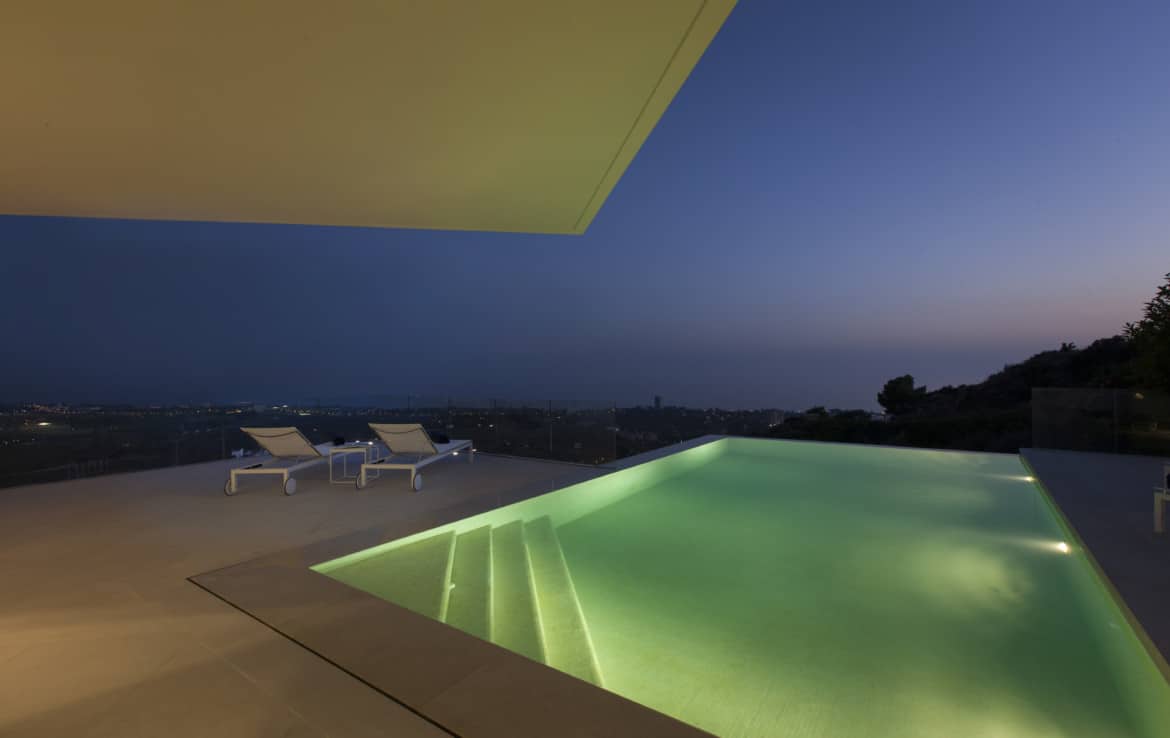 Villa te koop in luxe-wijk Altos de los Monteros, Marbella, uniek vergezicht vanop uw terras
