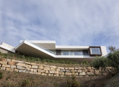 Villa te koop in luxe-wijk Altos de los Monteros, Marbella, architectuur à la Thunderbirds