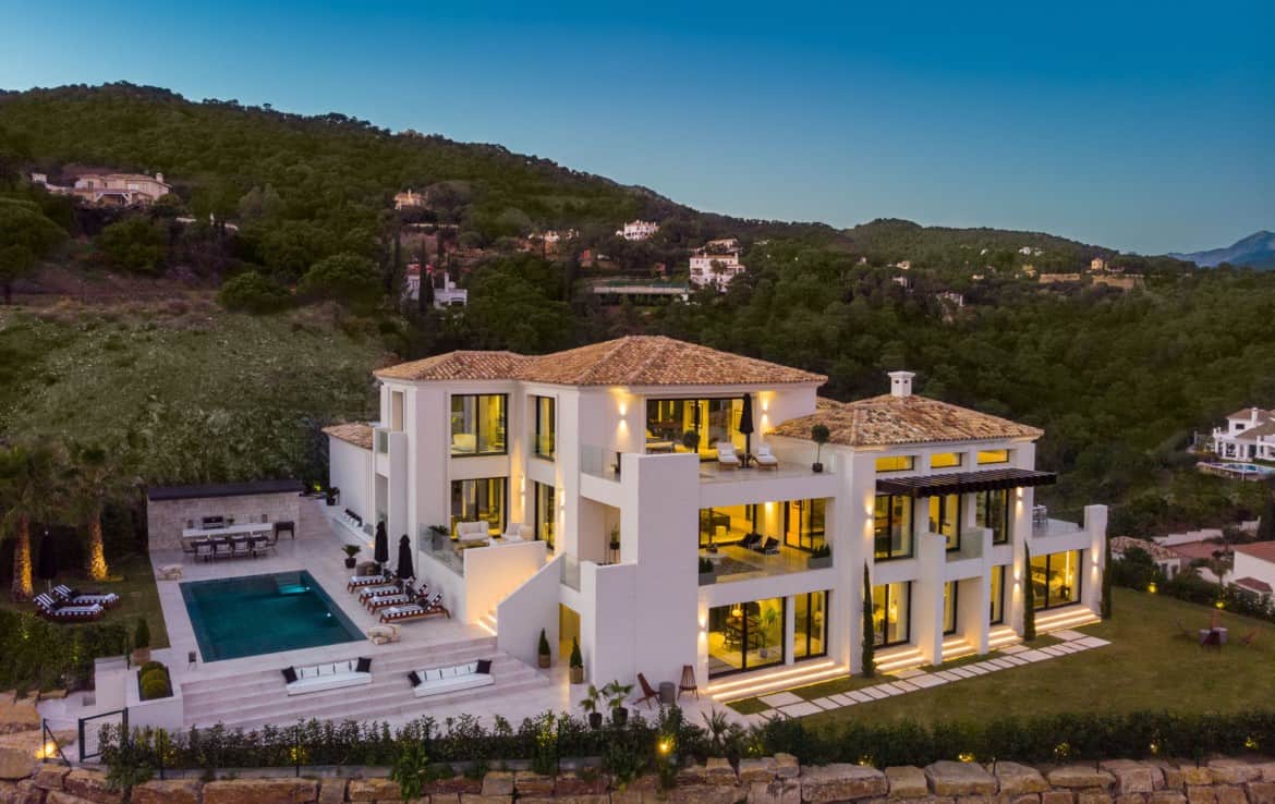 Luxe-villa te koop in de heuvels van Marbella met Andaloesische architectuuraccenten, 5slpk, 3986m2 grond.