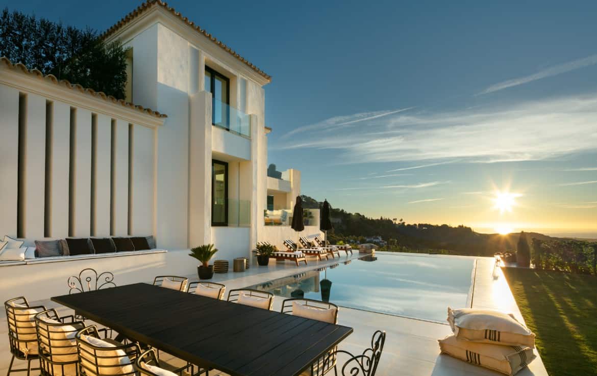 Luxe-villa te koop in de heuvels van Marbella met Andaloesische architectuuraccenten, 5slpk, 3986m2 grond, zwembad