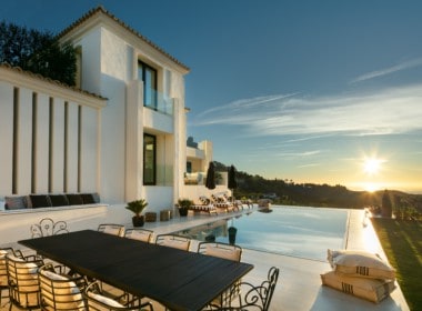 VILLLuxe-villa te koop in de heuvels van Marbella met Andaloesische architectuuraccenten, 5slpk, 3986m2 grond, zwembadA TE KOOP-ElMadronal-Benahavis-HighLivingRealEstate-04