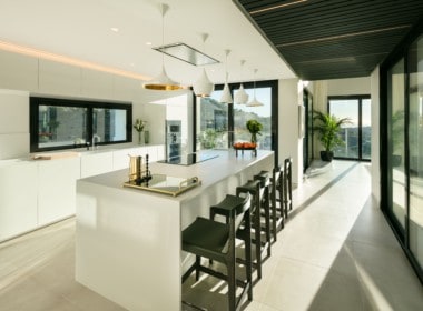 Luxe-villa te koop in de heuvels van Marbella met Andaloesische architectuuraccenten, 5slpk, 3986m2 grond, open keuken