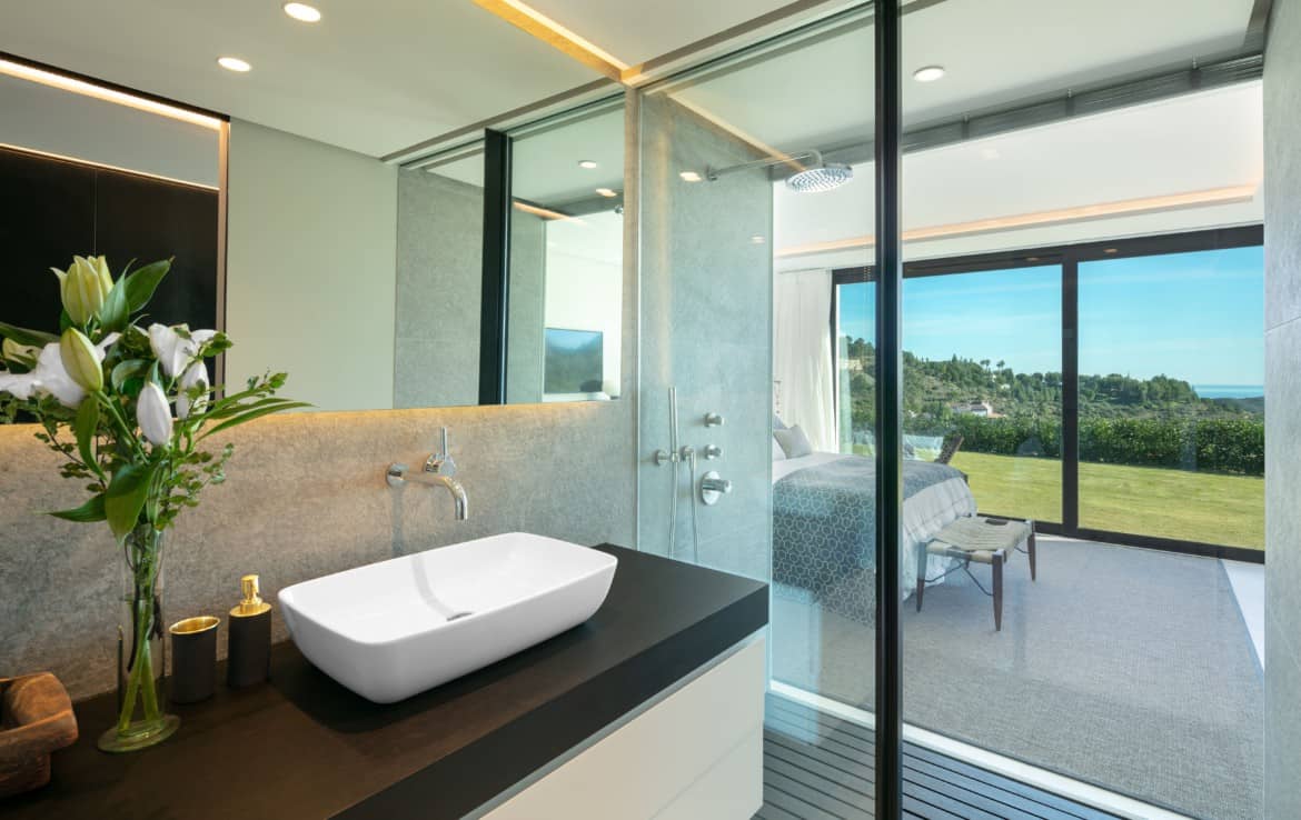 Luxe-villa te koop in de heuvels van Marbella met Andaloesische architectuuraccenten, 5slpk, 3986m2 grond, en-suite badkamers