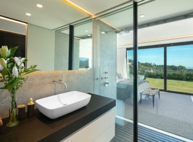 Luxe-villa te koop in de heuvels van Marbella met Andaloesische architectuuraccenten, 5slpk, 3986m2 grond, en-suite badkamers