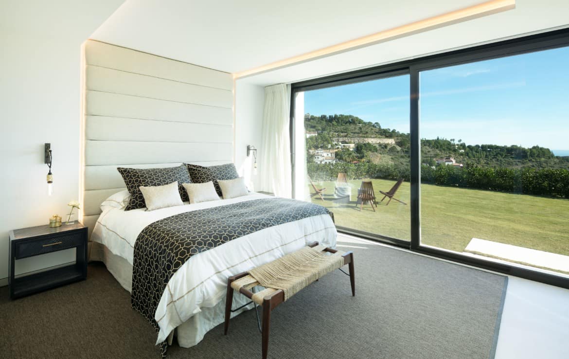 Luxe-villa te koop in de heuvels van Marbella met Andaloesische architectuuraccenten, 5slpk, 3986m2 grond, heerlijk ontwaken