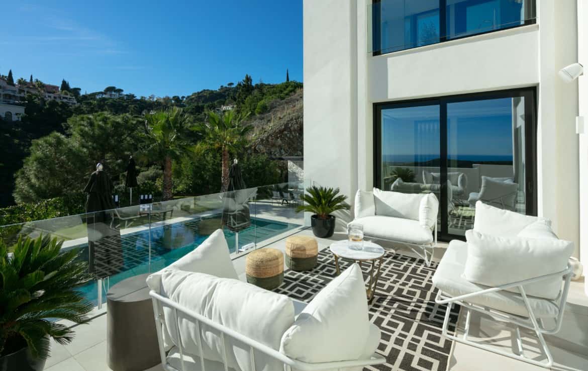 Luxe-villa te koop in de heuvels van Marbella met Andaloesische architectuuraccenten, 5slpk, 3986m2 grond, veel terrassen