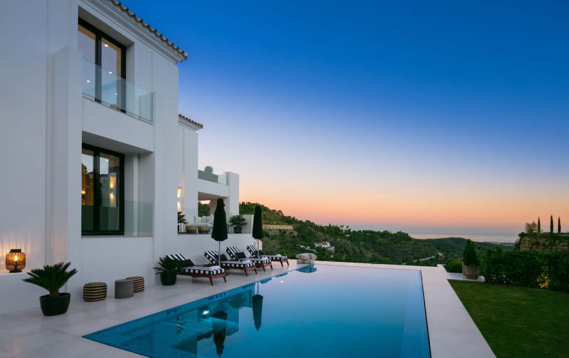 Luxe-villa te koop in de heuvels van Marbella met Andaloesische architectuuraccenten, 5slpk, 3986m2 grond, spectaculaire zonsondergangen