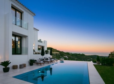 Luxe-villa te koop in de heuvels van Marbella met Andaloesische architectuuraccenten, 5slpk, 3986m2 grond, spectaculaire zonsondergangen