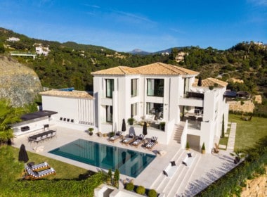 Luxe-villa te koop in de heuvels van Marbella met Andaloesische architectuuraccenten, 5slpk, 3986m2 grond, lekker loungen aan de pool