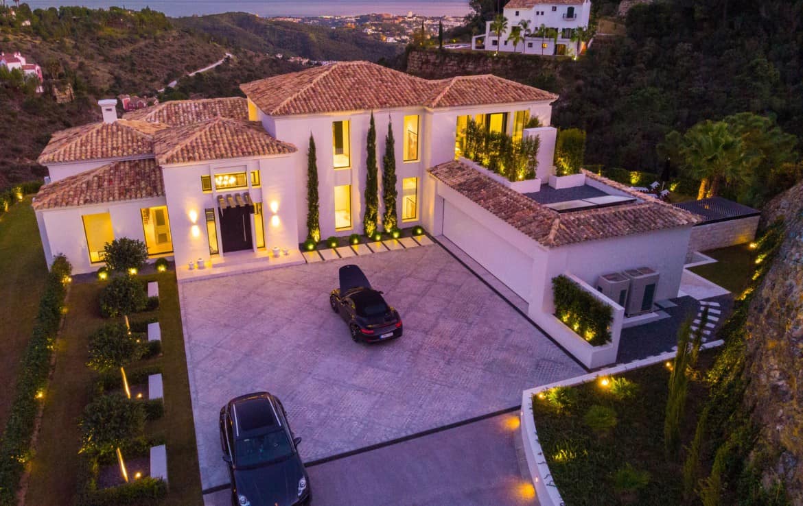 Luxe-villa te koop in de heuvels van Marbella met Andaloesische architectuuraccenten, 5slpk, 3986m2 grond, de beste feestjes