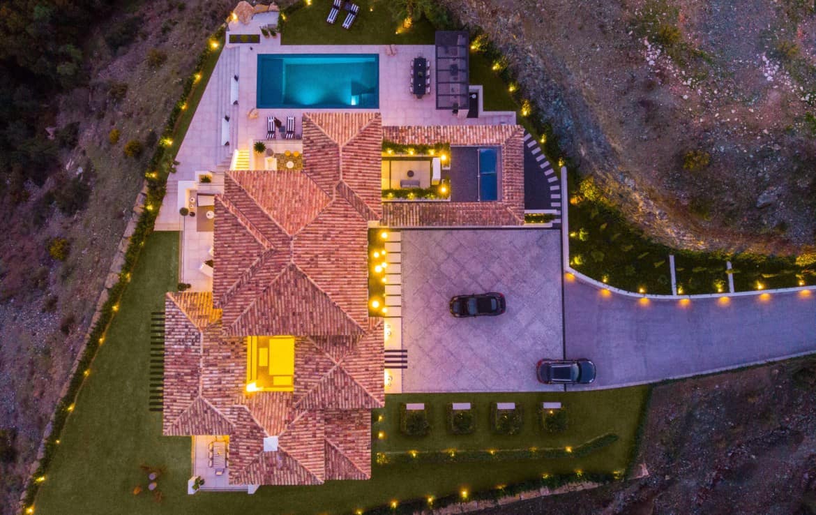 Luxe-villa te koop in de heuvels van Marbella met Andaloesische architectuuraccenten, 5slpk, 3986m2 grond, mooi