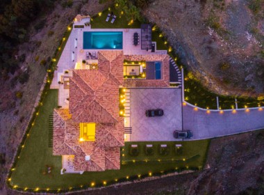 Luxe-villa te koop in de heuvels van Marbella met Andaloesische architectuuraccenten, 5slpk, 3986m2 grond, mooi