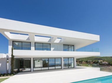 Design villa meteen aan de golf van Los Flamingos, met zicht op zee en de bergen