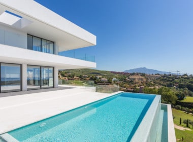 Design villa met terras en zwembad uitkijkend op de golf van Los Flamingos, de Middellandse Zee en de bergen