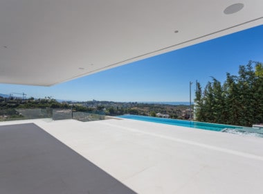 Design villa met terras en zwembad uitkijkend op de golf van Los Flamingos, de Middellandse Zee en de bergen