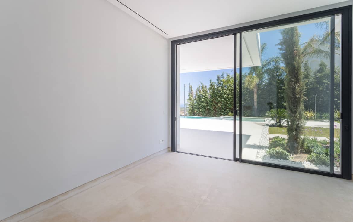 Nieuwe design villa met slaapkamers, uitkijkend op de golf van Los Flamingos, de Middellandse Zee en de bergen