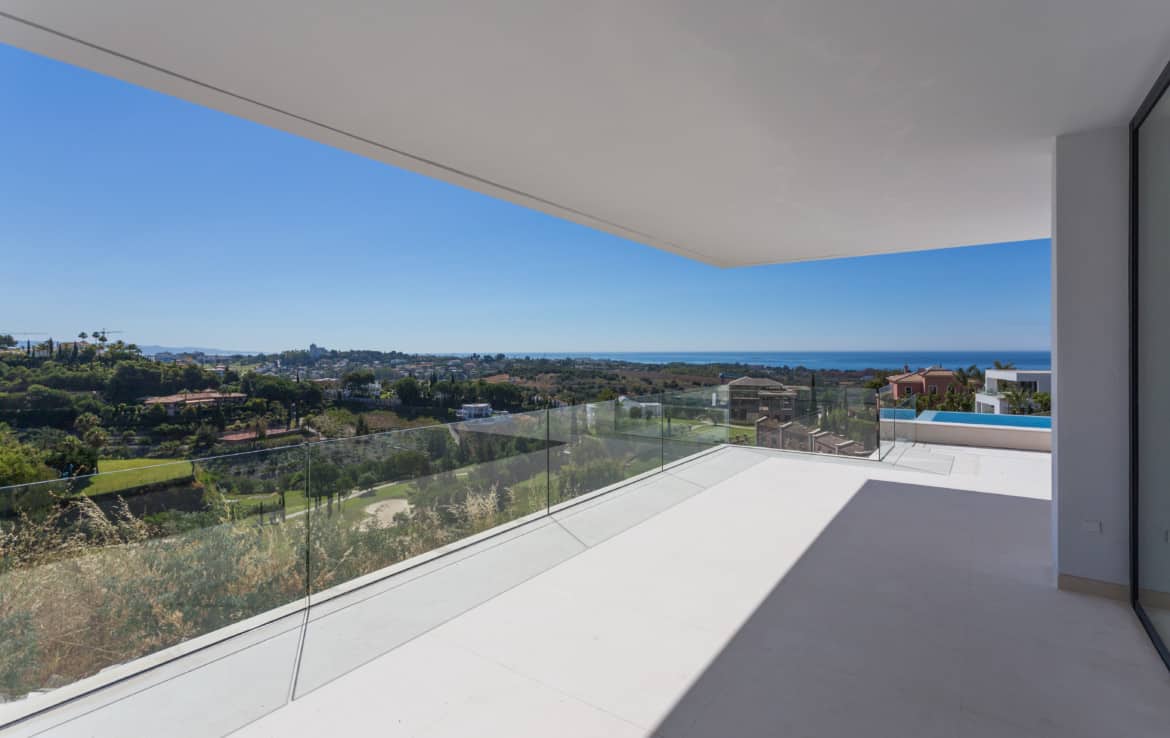 Nieuwe design villa met ruime terrassen, uitkijkend op de golf van Los Flamingos, de Middellandse Zee en de bergen