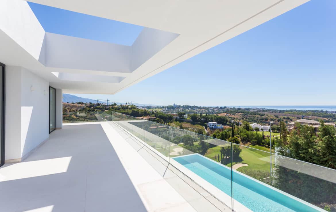 Nieuwe design villa met ook aan de slaapkamers ruime terrassen, uitkijkend op de golf van Los Flamingos, de Middellandse Zee en de bergen
