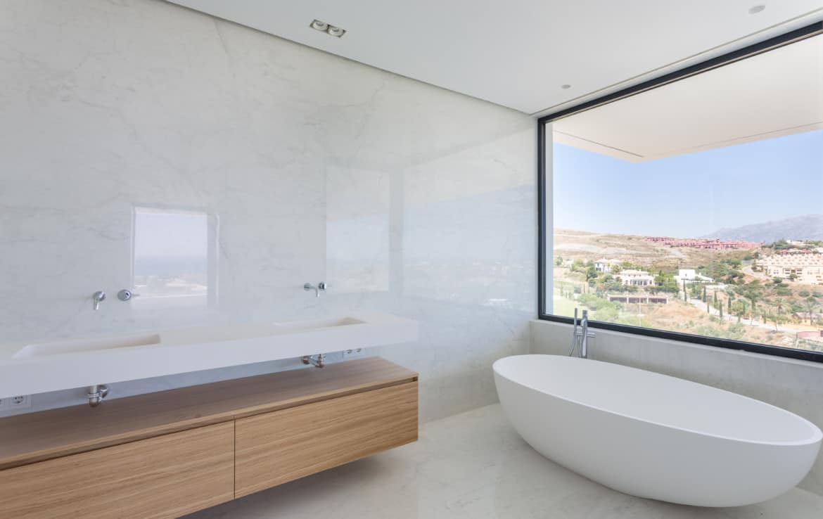 Nieuwe design villa met prachtige badkamers met witte marmer en design sanitair, prachtige zichten