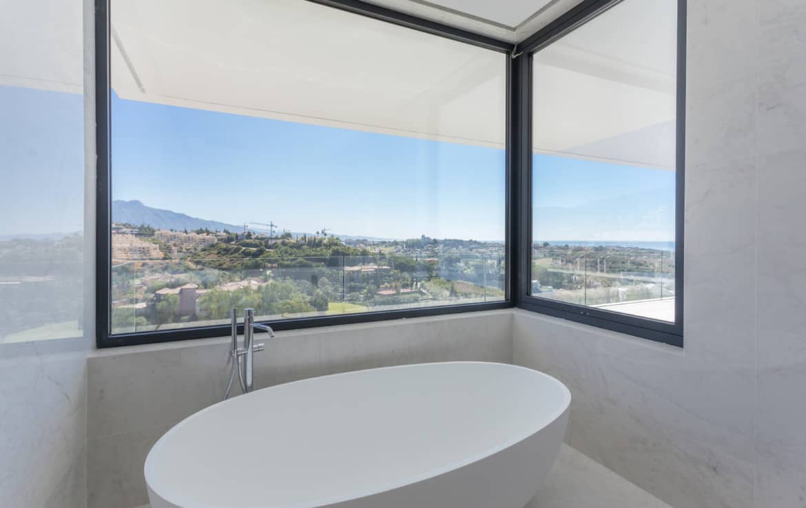 Nieuwe design villa met prachtige badkamers met witte marmer en design sanitair, prachtige zichten