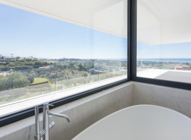 Nieuwe design villa met prachtige marmeren badkamers en vergezichten op golfbaan, bergen en Middellandse Zee.