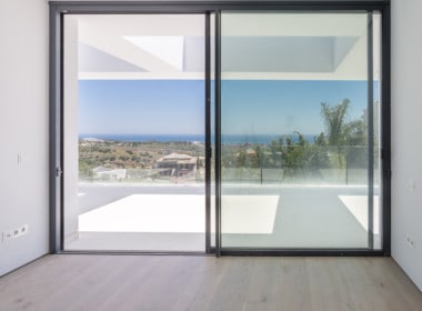 Nieuwe design villa met slaapkamers die  vergezichten bieden op golfbaan, bergen en Middellandse Zee.