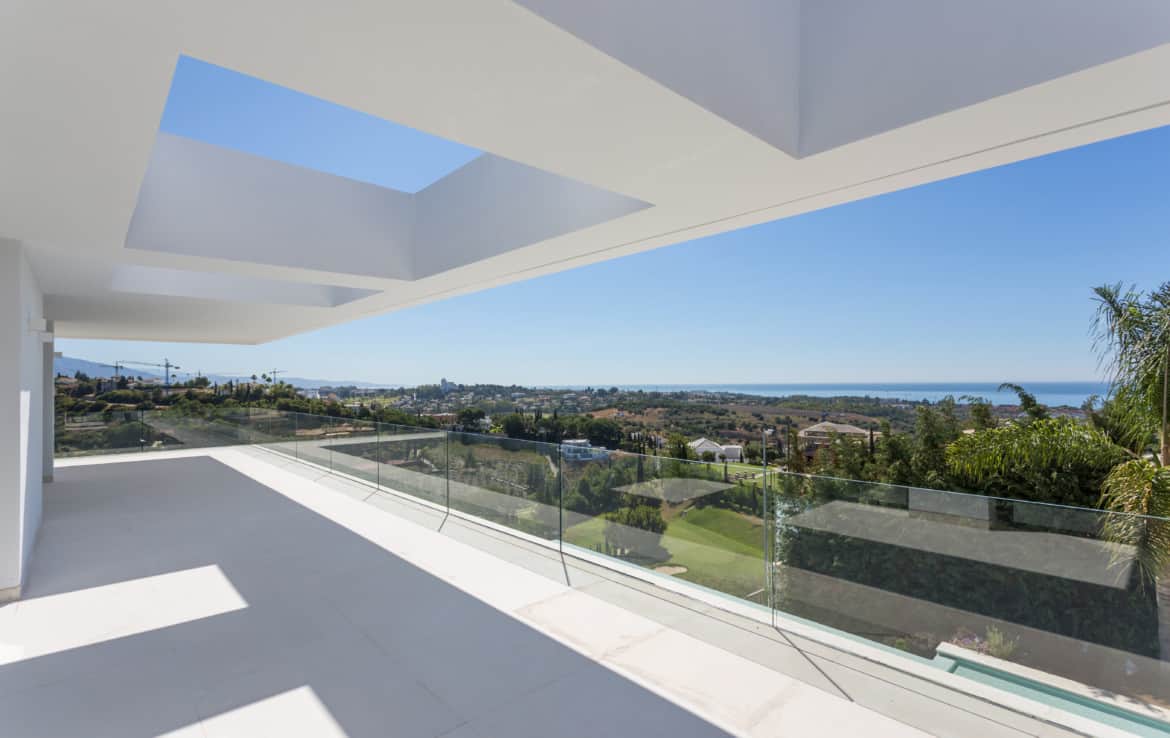 Nieuwe design villa met aan de slaapkamers ruime zonneterrassen met zicht op golfbaan, bergen en Middellandse Zee.