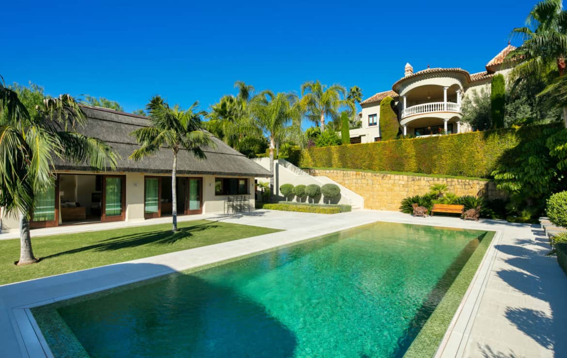 VILLA TE KOOP Marbella-Klassieke villa met guest house-Sierra Blanca-5slpk-HighLivingRealEstate-01