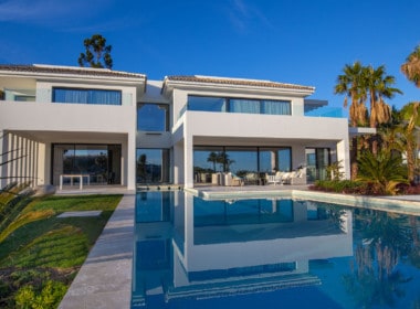 Unieke villa te koop in luxe-wijk La Cerquilla, Nueva Andalucía, met adembenemend uitzicht