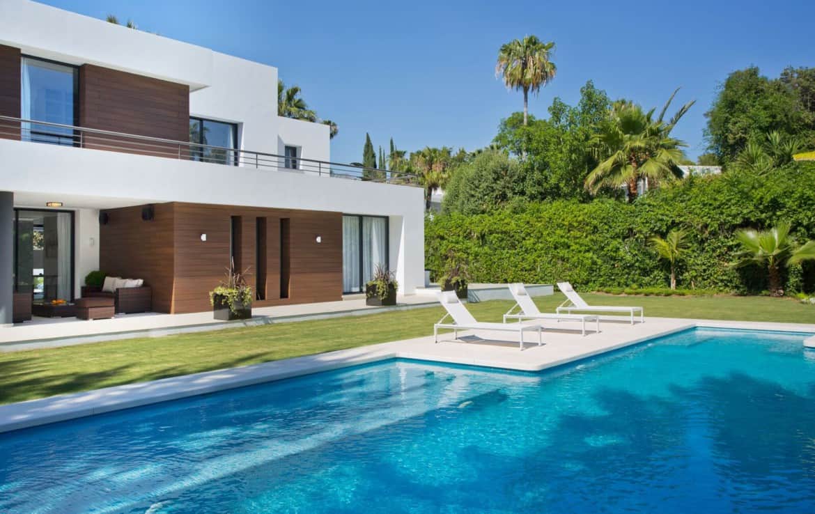 villa te koop in Las Brisas, tuin met zwembad aan golf, veel privacy