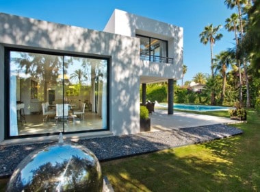 Golf villa te koop in Las Brisas, Marbella, eetkamer, terras, zwembad, design architectuur