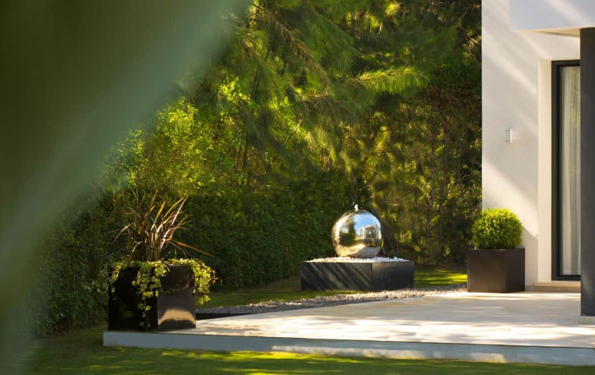 Golf villa te koop in Las Brisas, Marbella, waterelement, fontein, tuinornament