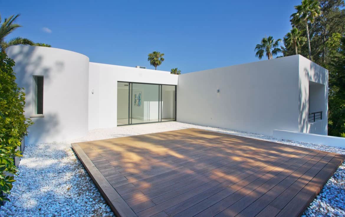 Golf villa te koop in Las Brisas, Marbella, master bedroom zonneterras, yogaterras, solarium