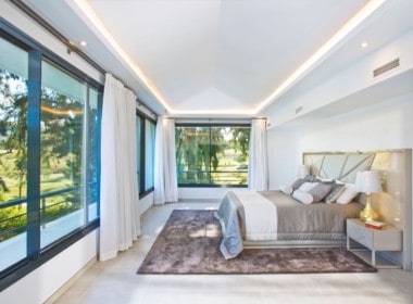 Golf villa te koop in Las Brisas, Marbella, master bedroom met zicht op fairway, green, golfbaan