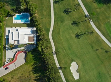 Golf villa te koop in Las Brisas, Marbella, luchtfoto drone shot, fairway golfterrein green