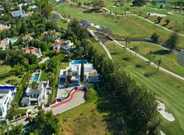 Golf villa te koop in Las Brisas, Marbella, luchtfoto drone shot, fairway golfterrein green, locatie, doodlopende straat, privacy